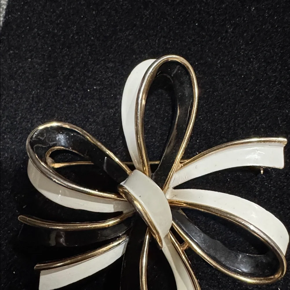 Crown Trifari Chic Black and White‎ with gold Bow Brooch